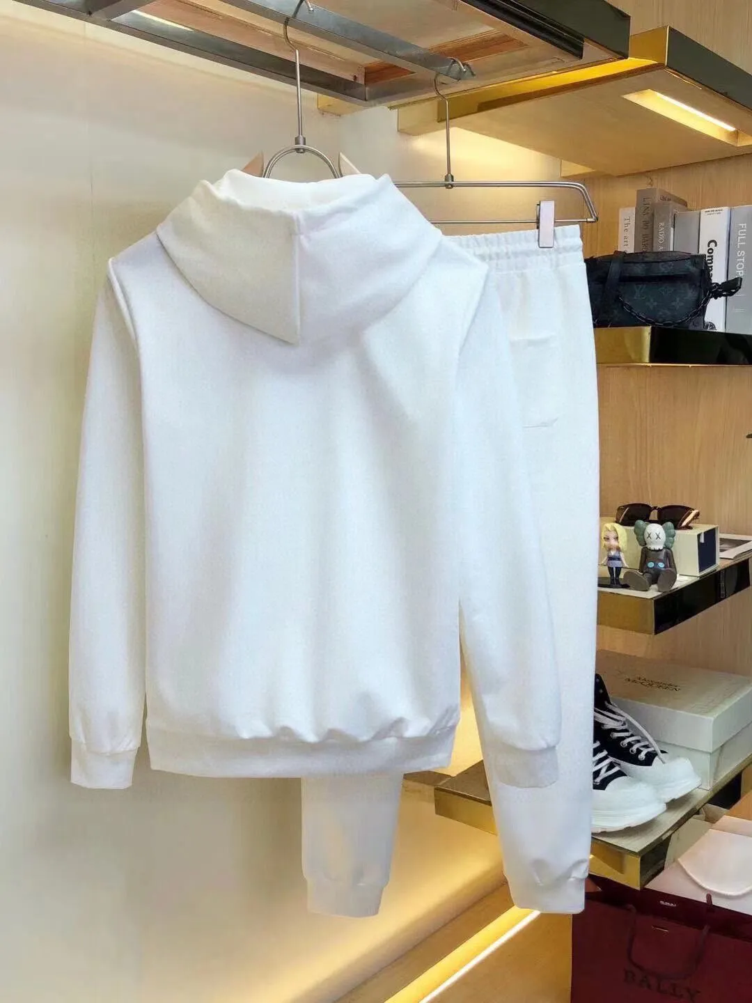 🅿️400 [LV Louis Vuitton] (Fat Man Gospel) hot-selling suit is coming. Focus on the original version of the official website. 2025 new hot-selling cardigan sweater suit. The original order is the best. 🇭🇰The meticulous work of top designers is dedicated to a fitting and perfect upper body effect. 100% natural high-quality Roman cotton, close-fitting comfort, noble and elegant! Original hardware embodies elegance and nobility! Counter size: M-5XL (maximum wear up to 220 pounds)